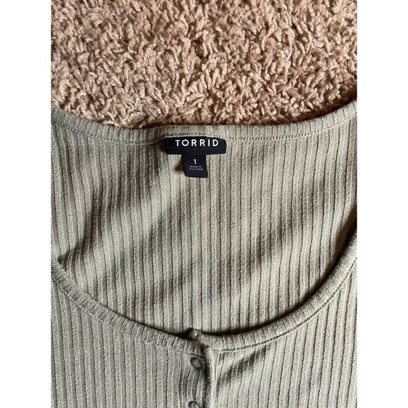 Torrid Ribbed Snap Top Lightish Green - Size 1 (14/16)** - Picture 3 of 5